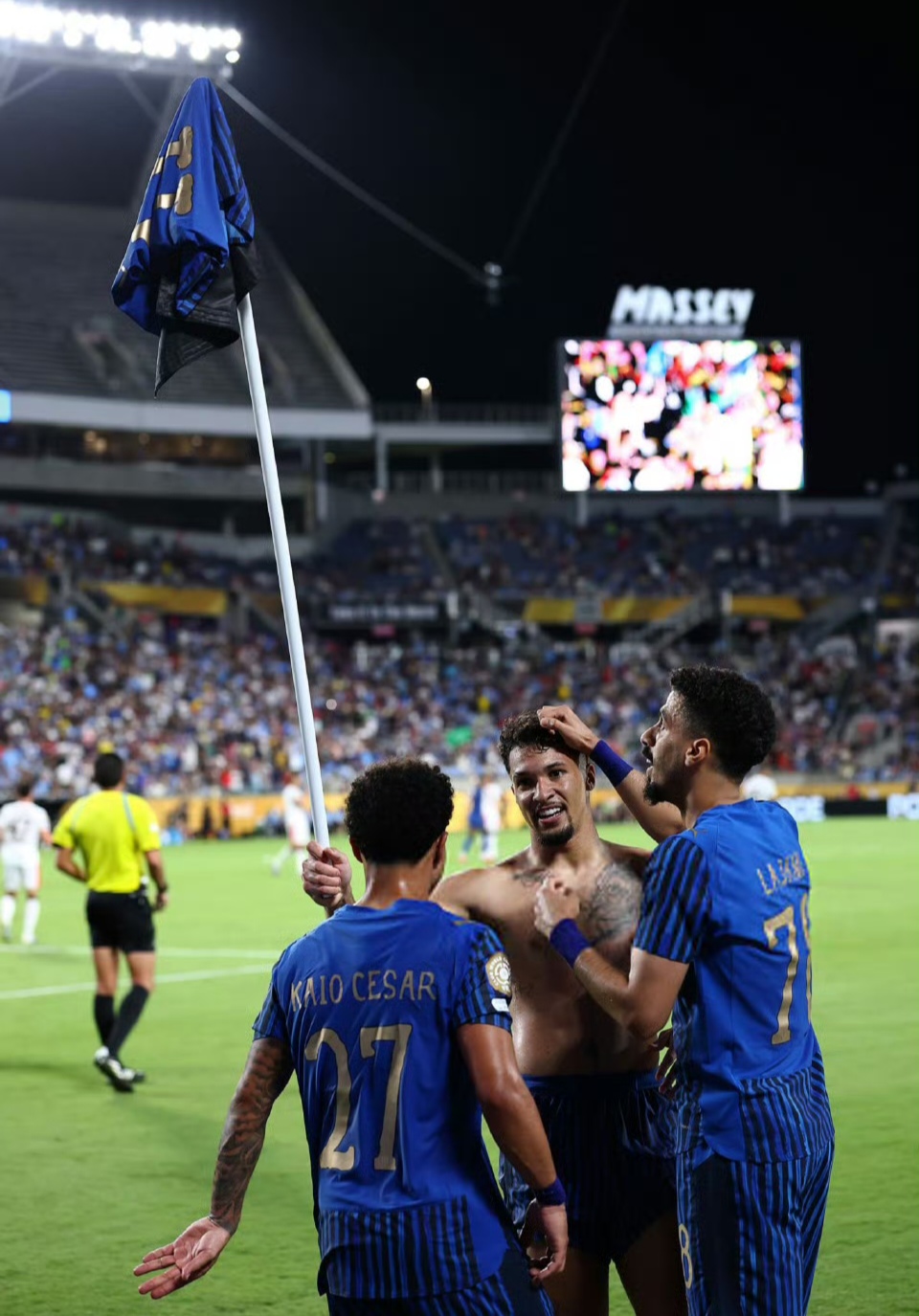 开云网页版 -包含今晨突围战来临；国际米兰围绕足总杯完成体检；更衣室稳定；身体对抗强度拉满的词条